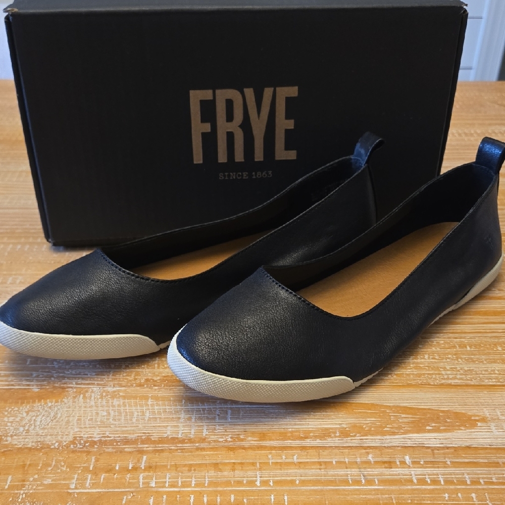 Frye Women's Black and Cream Leather Loafers